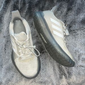 Adidas Shoe size 6 Light Grey